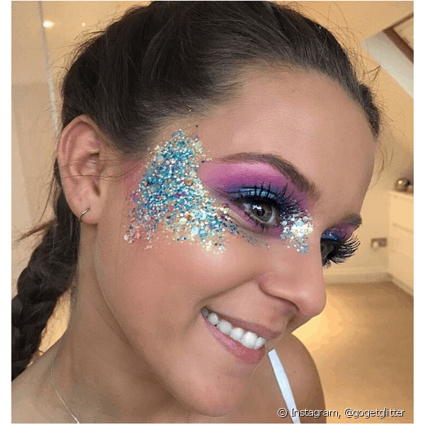 Na maquiagem de Carnaval, prefira corrigir a pele depois de aplicar sombra e glitter, assim fica mais fácil corrigir os pontos que deseja e deixa o look perfeito (Foto: Instagram @gogetglitter)